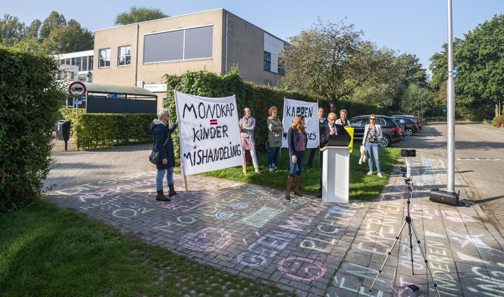 <p>Ouders van leerlingen en sympathisanten van Viruswaarheid Nederland protesteren op het schoolplein van het Farel College tegen de mondkapjesplicht die voor leerlingen op de middelbare school geldt.</p> (beeld anp / Jeroen Jumelet)