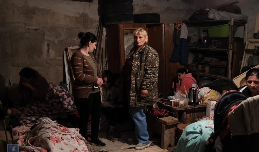 <p>Deze foto is vrijgegeven door het Armeense ministerie van Buitenlandse Zaken en toont vrouwen in een schuilplaats. </p> (beeld afp / Armenian Foreign Ministry)