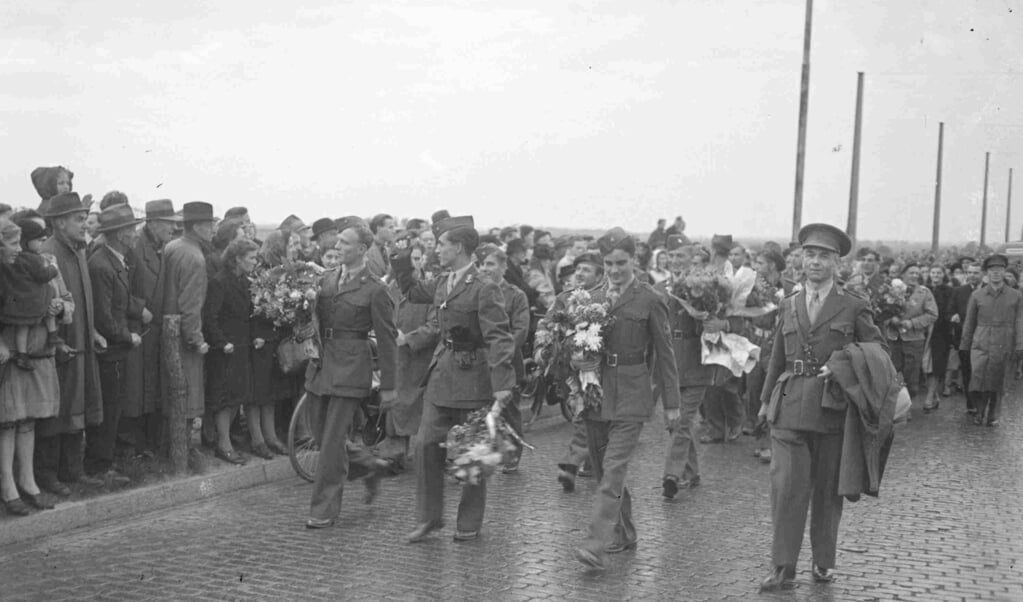 <p>Nederlandse militairen keren terug uit Nederlands-Indië, oktober 1947.</p> (beeld regionaal archief Nijmegen)