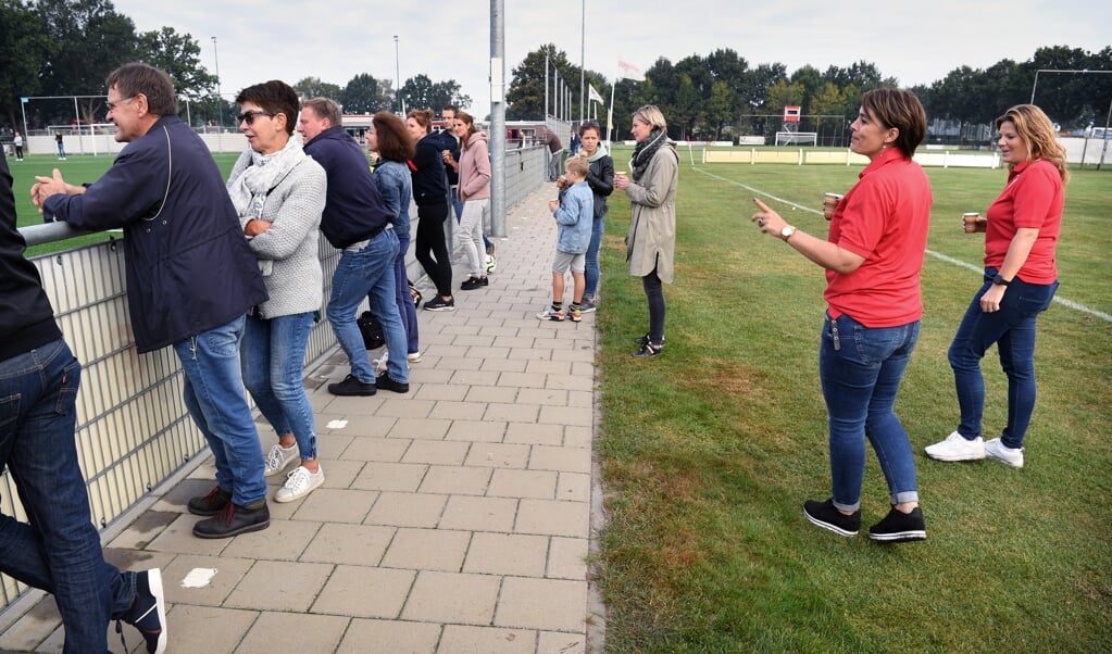 De gastvrouwen van RKSV Boxtel die ouders wijzen op de anderhalve meter afstand. (beeld Marcel van den Bergh)