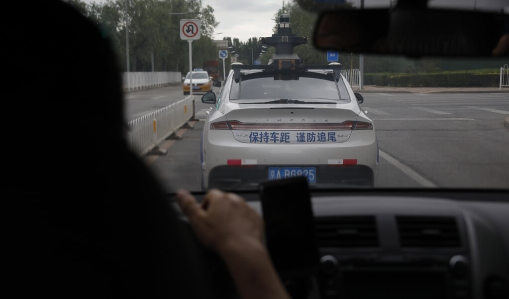 <p>Een proefmodel van een zelfrijdende auto op weg in Beijing. De zelfrijdende auto stelt, naast de technologie die ervoor nodig is, ook ethische dilemma’s aan het gebruik.</p> (beeld epa / Wu Hong)