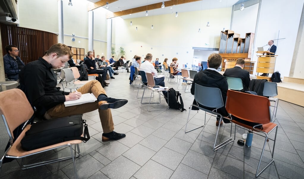 <p>De Protestantse Theologische Universiteit kan vanwege corona niet meer (alleen) colleges verzorgen aan de Vrije Universiteit. Daarom wijkt ze uit naar allerlei gebouwen in Amsterdam. Vrijdag krijgen studenten college in Kerkcentrum De Nieuwe Stad.</p> (beeld Jeroen Jumelet)