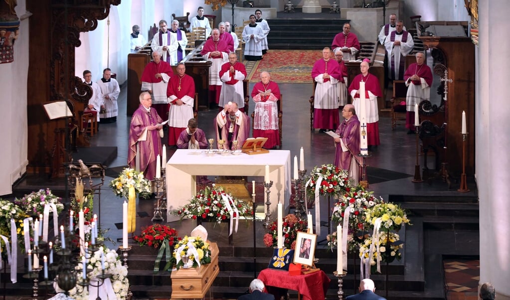Kardinaal Wim Eijk gaat voor in de uitvaart van zijn voorganger, aartsbisschop en kardinaal Ad Simonis. Op het priesterkoor staan vrijwel alle Nederlandse bisschoppen en de pauselijk nuntius, Aldo Cavalli. (beeld epa / Ramon Mangold)