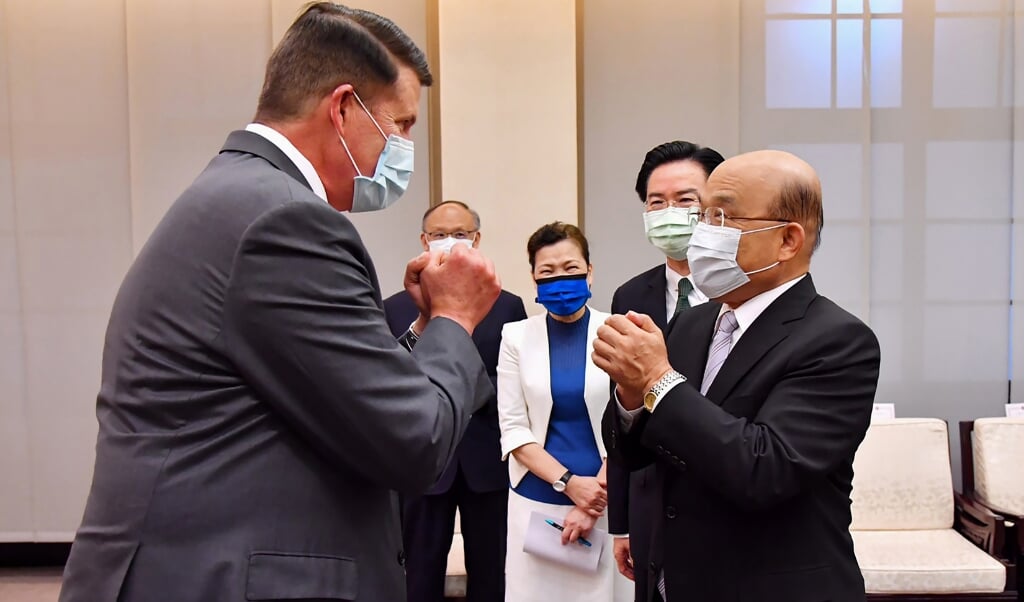 <p>Een Amerikaanse bewindsman, Keith Krach (links), wekte deze week de woede van China, toen hij op bezoek ging in Taiwan bij premier Su Tseng-chang (rechts).</p> (beeld afp / Taiwan Executive Yuan)