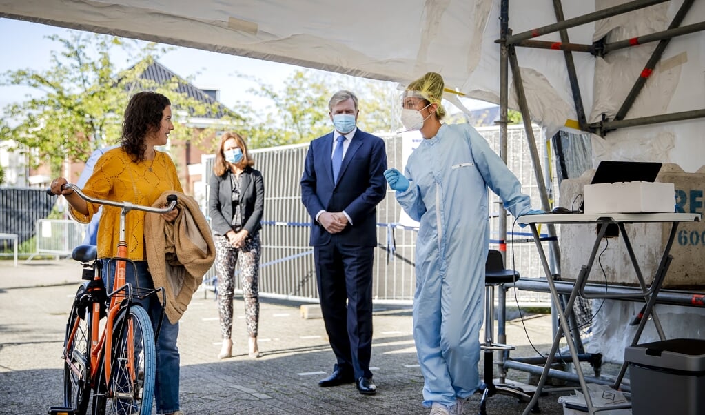 <p>Een GGD-coronateststraat in Leiderdorp, eerder deze maand bezocht door koning Willem-Alexander. Voorafgaand aan een test moet eerst telefonisch een afspraak worden gemaakt. 'Ik belde met het nummer van de GGD, maar de lijnen waren overbezet. Een voicemail gaf het advies over een half uur terug te bellen.'</p> (beeld anp / Remko de Waal)