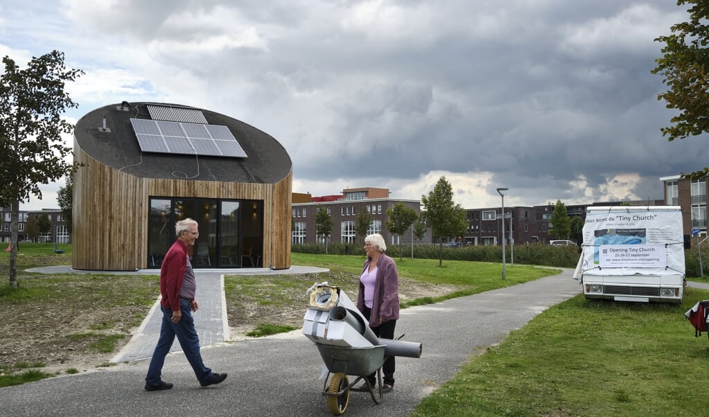 De Tiny Church in Almere Poort biedt normaal plaats aan vijftig mensen, nu door corona maar aan zeventien. (beeld Dick Vos)