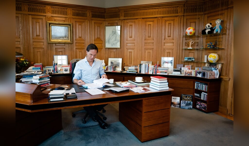 <p>Premier Mark Rutte in het Torentje voorafgaand aan de tweede dag van de Algemene Politieke Beschouwingen, het debat na de troonrede op Prinsjesdag.</p> (beeld anp / Bart Maat)