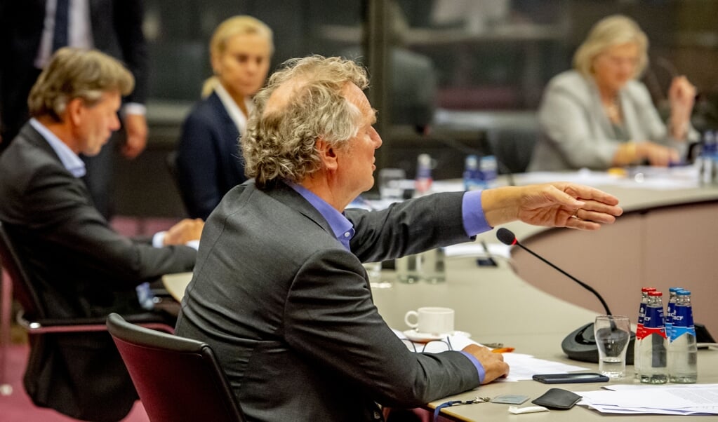 Bram van Ojik (Groenlinks) en Joël Voordewind (ChristenUnie) in debat met minister Sigrid Kaag (Buitenlandse Handel en Ontwikkelingssamenwerking) en staatssecretaris Ankie Broekers-Knol (Justitie en Veiligheid). (beeld anp / Robin Utrecht)