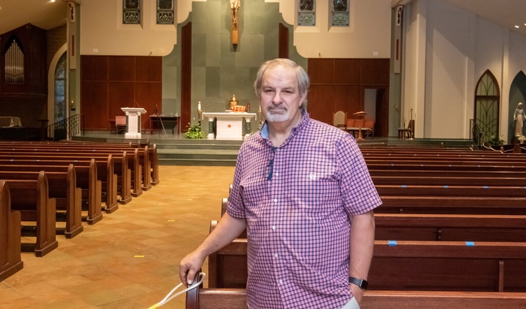 <p>Mark Galli in St. Michael’s Church vlak bij zijn huis in Wheaton, bij Chicago, waar hij vrijwel dagelijks ’s ochtends vroeg de mis bijwoont.</p> (beeld Tom Killoran)