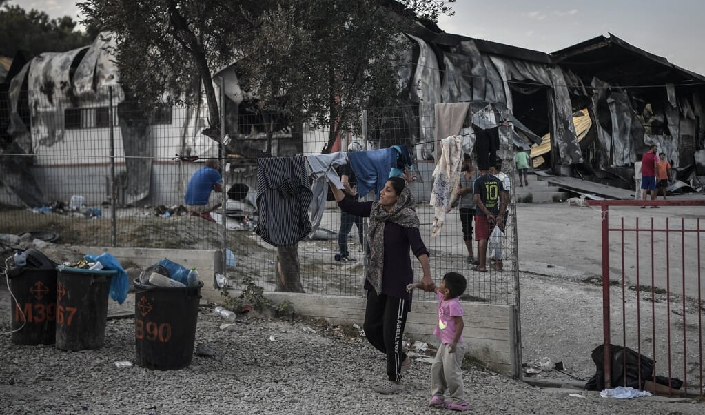 Een klein deel van de gevluchte families keerde terug naar Moria - omdat ze nergens anders heen kunnen. Volgens Stichting We Gaan Ze Halen willen de meeste vluchtelingen niet meer terug naar een heropgebouwd kamp. <p><br></p> (beeld afp / Louisa Gouliamaki)
