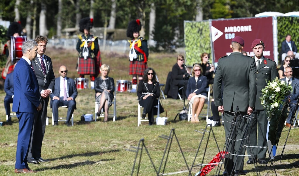 De 76e herdenking van de Slag om Arnhem had vanwege de coronamaatregelen een sober karakter. De veteranen kregen van de burgemeesters van de vier Airborne-gemeenten een groet in de vorm van een fotoboekje. (beeld anp / Piroschka van de Wouw)