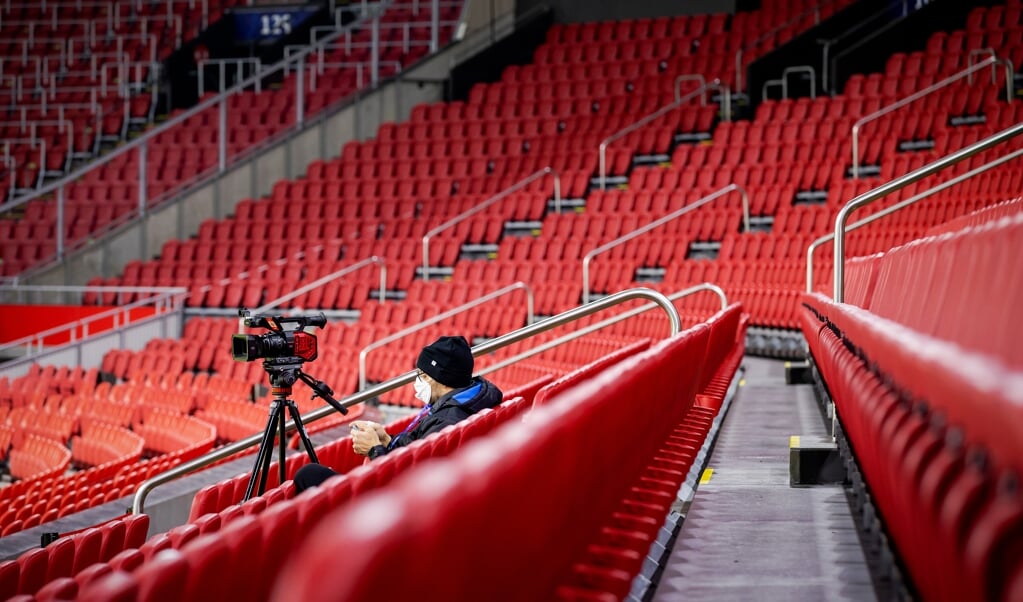 Door het ontbreken van joelende supporters kan het voorkomen dat scheidsrechters coulanter zijn. (beeld anp / anp / Robin van Lonkhuijsen)