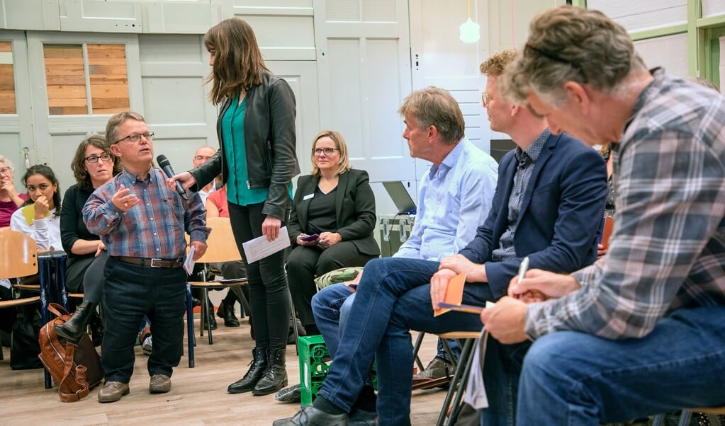 Tijdens een van de bijeenkomsten van de DNA-dialoog in Rotterdam spraken deelnemers over de vraag of het wenselijk is DNA in embryo's aan te passen. (beeld Chris van Koeverden)