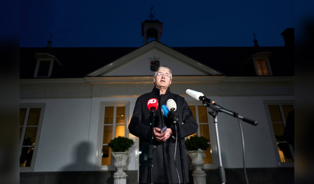 Demissionair minister Arie Slob (Basis- en Voortgezet Onderwijs) geeft na het overleg in het Catshuis toelichting op het besluit de basisscholen weer te openen. (beeld anp / Phil Nijhuis)