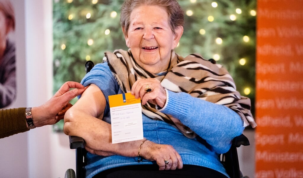 Maandag is de inenting van kwetsbare ouderen en mensen met een beperking die in kleinschalige woonvormen wonen, van start gegaan. Mevrouw Roos was in Zoetermeer een van de eersten. (beeld anp / Sem van der Wal)