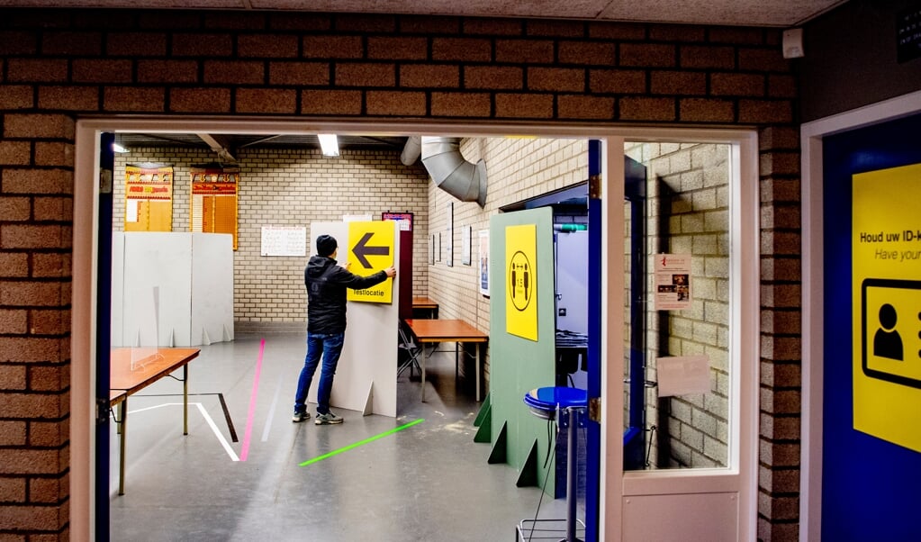 Opbouw van een extra locatie om te testen op het coronavirus in sporthal de Ackers. Alle inwoners van de gemeente Lansingerland krijgen een gerichte oproep om zich te laten testen op het coronavirus. (beeld anp / Robin Utrecht)