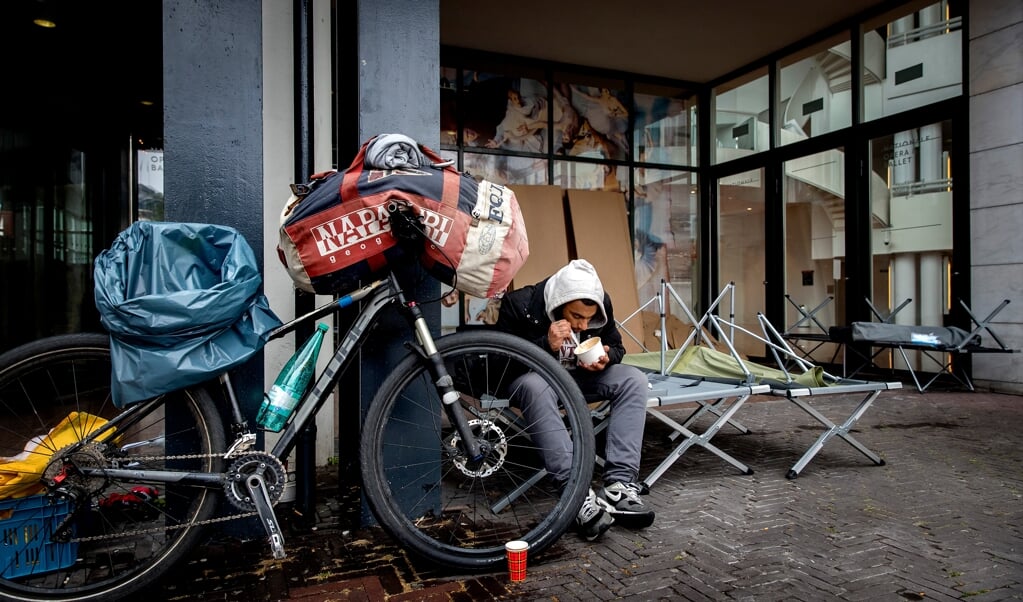 Het CBS waarschuwt dat het niet in alle opzichten beter gaat met de sociale cohesie. Zo is het contact met buren sinds 2012 afgenomen en verdubbelde het aantal daklozen in de afgelopen tien jaar tot bijna veertigduizend. (beeld anp / Koen van Weel)