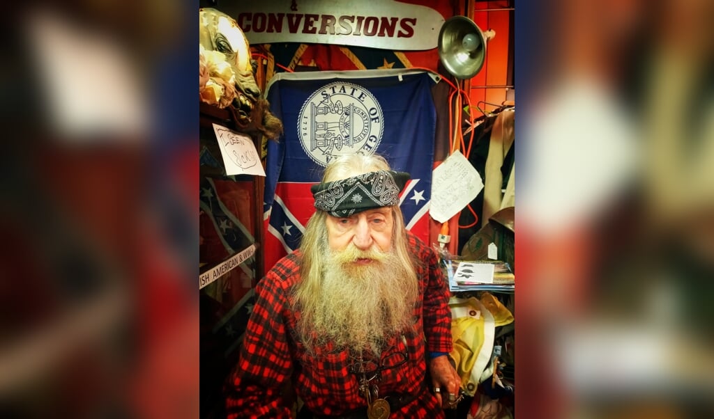 De 89-jarige Dent Myers, eigenaar van een winkel met racistische prullaria in Kennesaw, de woonplaats van Boyland. (beeld Joost de Vries)