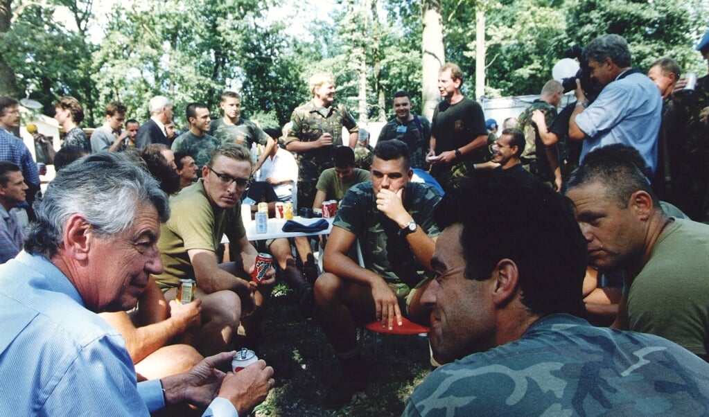 Premier Kok praat met VN-militairen in het VN-Kamp Pleso in Zagreb, 23 juli 1995. (beeld anp / Toussaint Kluiters)