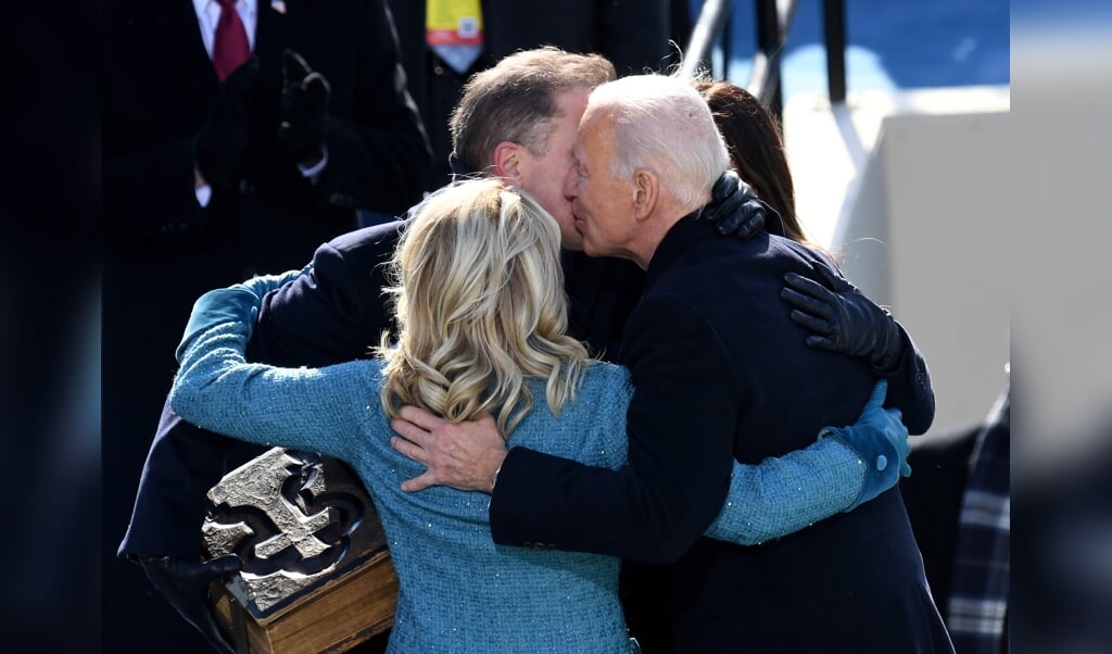 President Joe Biden omhelst zijn vrouw Jill en zijn zoon Hunter na te zijn beëdigd als 46e president van de VS. (beeld afp / Olivier Douliery)