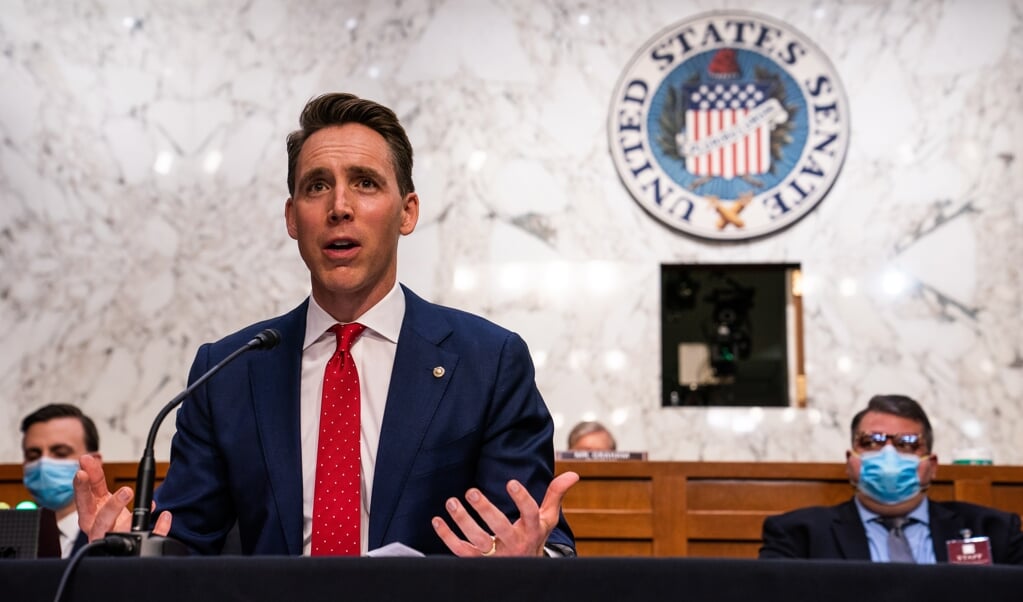 Senator Josh Hawley spreekt in oktober op Capitol Hill in Washington, DC. Toen was hij nog een grote speler. Nu is hij een outcast. (beeld epa / Demetrius Freeman)