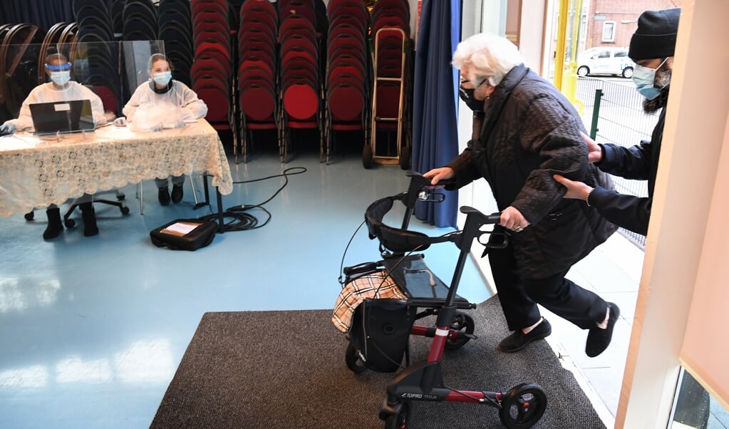 De bewoners van Charlois kunnen zich ook laten testen als zij geen klachten hebben. (beeld Marcel van den Bergh)