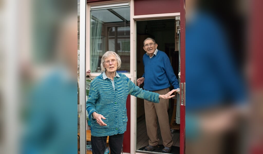 Martien en Piet Haveman vallen in verschillende leeftijdsgroepen en kunnen niet tegelijk geprikt worden tegen corona. (beeld Harry Cock)