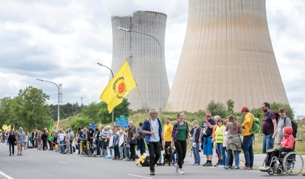 Protest bij de Belgische kerncentrale in Tihange, in de zomer van 2017. (beeld anp / Marcel van Hoorn)