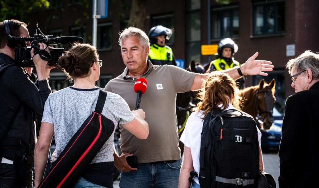 Een journalist interviewt Pegida-leider Edwin Wagensveld. 'Extreemrechtse bewegingen worden genormaliseerd', vindt Ibtissam Abaâziz. (beeld anp / rob Engelaar)