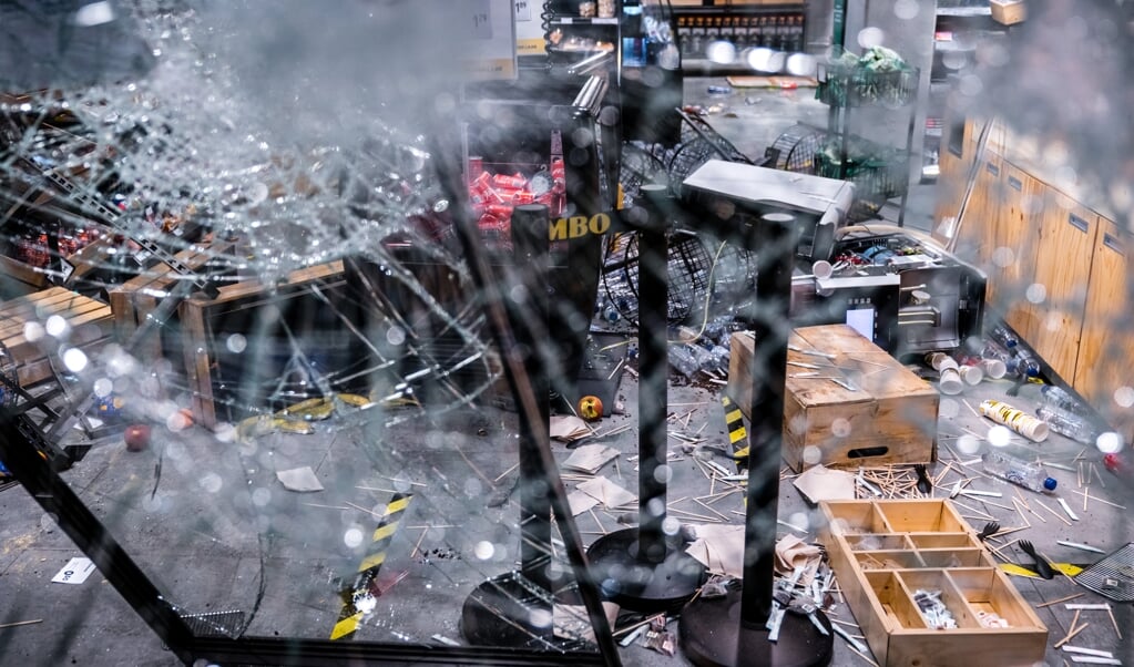 Grote schade en plunderingen bij een Jumbo City in het centraal station van Eindhoven na ongeregeldheden in de binnenstad van Eindhoven. (beeld anp / rob Engelaar)