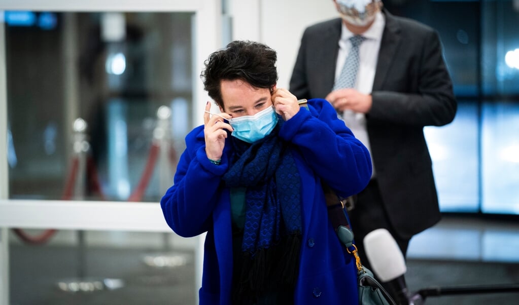 De nieuwe Utrechtse burgemeester Sharon Dijksma arriveert bij het Veiligheidsberaad. De burgemeesters van de 25 veiligheidsregio's bespraken dinsdagavond in Utrecht de waarschijnlijke invoering van een avondklok. (beeld anp / Jeroen Jumelet)