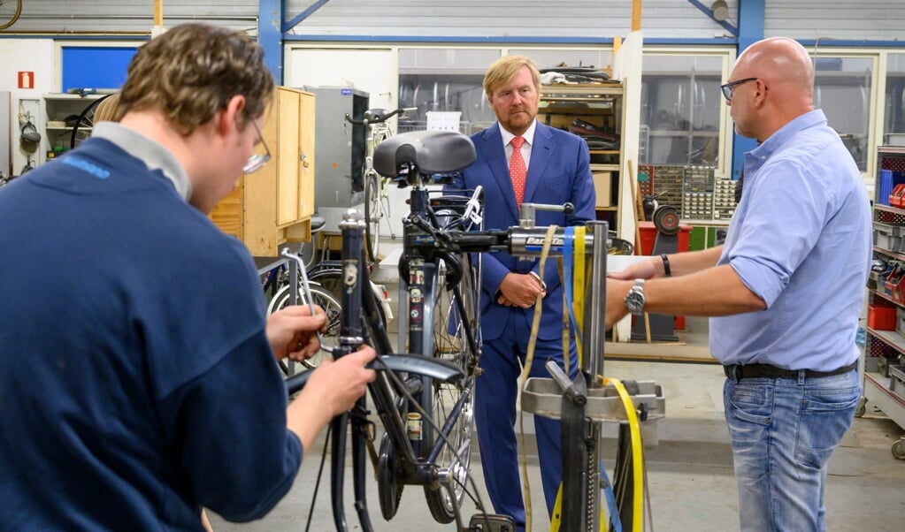 Koning Willem-Alexander bezoekt een kringloopwinkel in het kader van de circulaire economie. (beeld anp / Patrick van Emst)