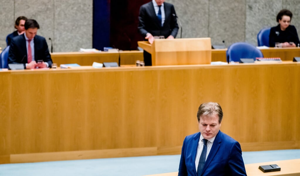 Demissionair minister-president Mark Rutte en Pieter Omtzigt (CDA) tijdens het Kamerdebat over het aftreden van het kabinet naar aanleiding van de toeslagenaffaire. (beeld anp / Bart Maat)