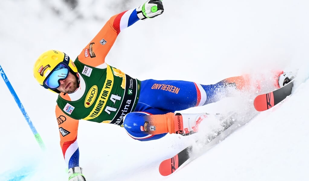 In het Italiaanse Santa Catarina Vulfurva haalde Maarten Meiners als allereerste Nederlandse skiër World Cup-punten op het onderdeel reuzenslalom. (beeld afp / Marco Bertorello)