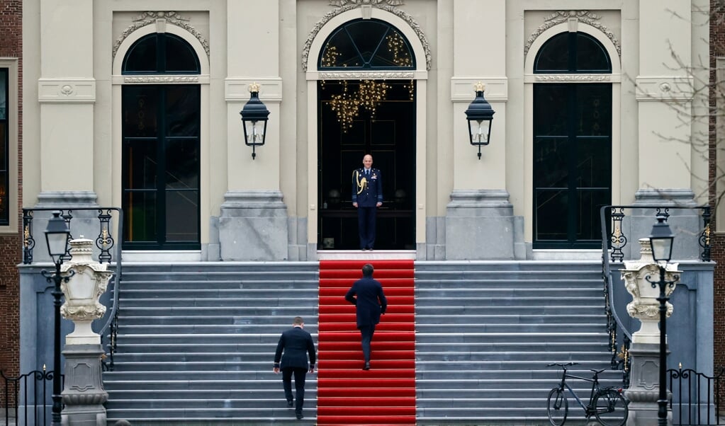 Premier Mark Rutte praatte vrijdagmiddag op Paleis Huis ten Bosch de koning bij over de kabinetsval. (beeld anp / Sem van der Wal)