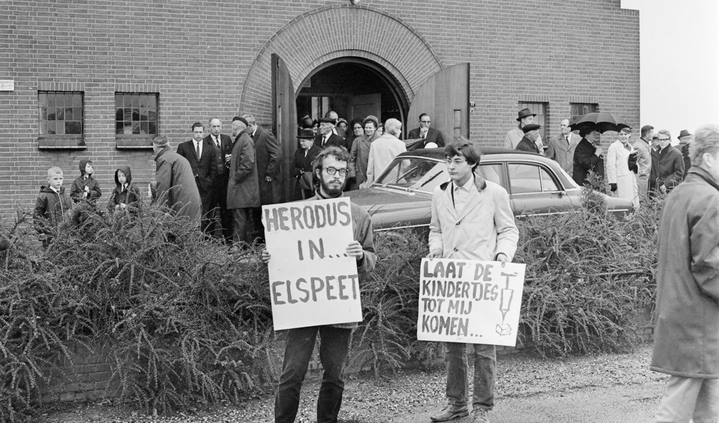 Demonstranten roepen kerkgangers in Elspeet op hun kinderen toch in te enten tegen polio, oktober 1966. Christelijk ingegeven verzet tegen vaccinatie is allang niet meer beperkt tot refo's op de biblebelt. (beeld anp)