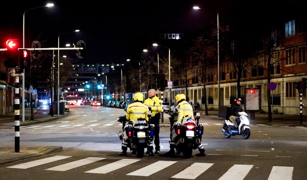 Politie houdt een oogje in het zeil, daags na een onrustige nacht in de Haagse Schilderswijk. (beeld anp)