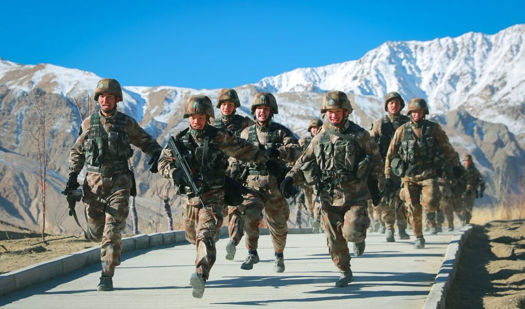 Chinese soldaten oefenen in de bergen bij Kashgar, een stad in het westen van China waar veel Oeigoeren wonen. (beeld afp)