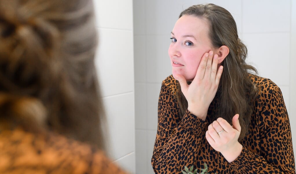 Suzan Cruiming gebruikt etherische olie in haar eigengemaakte dagcrème. 'Het aanbrengen van de crème helpt mij om stil te staan bij mezelf.' (beeld Duncan Wijting)