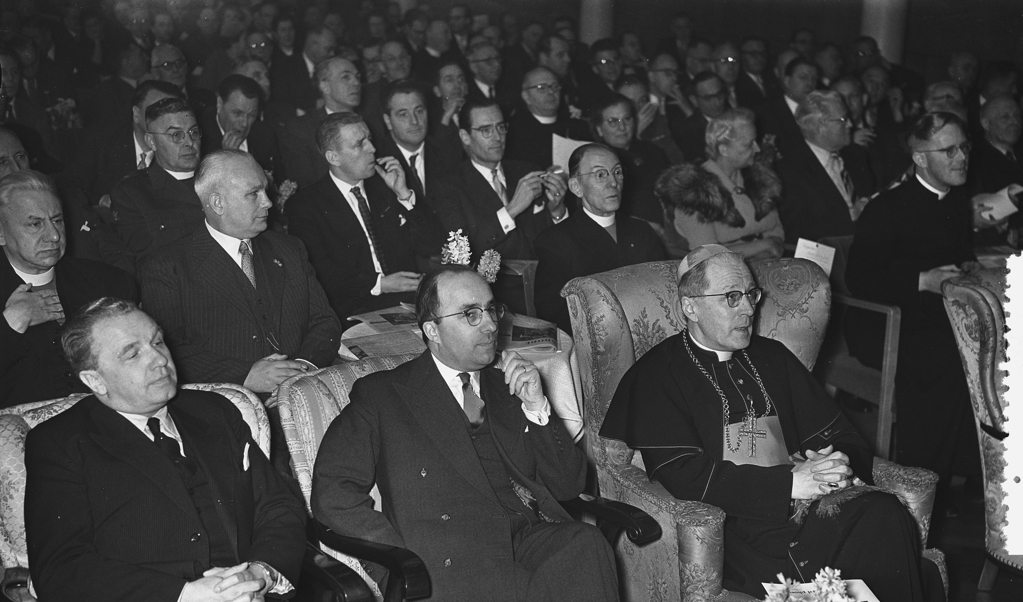 Aartsbisschop Alfrink (r.) bij de viering van het tienjarig bestaan van de KVP in 1956. (beeld nationaal archief)