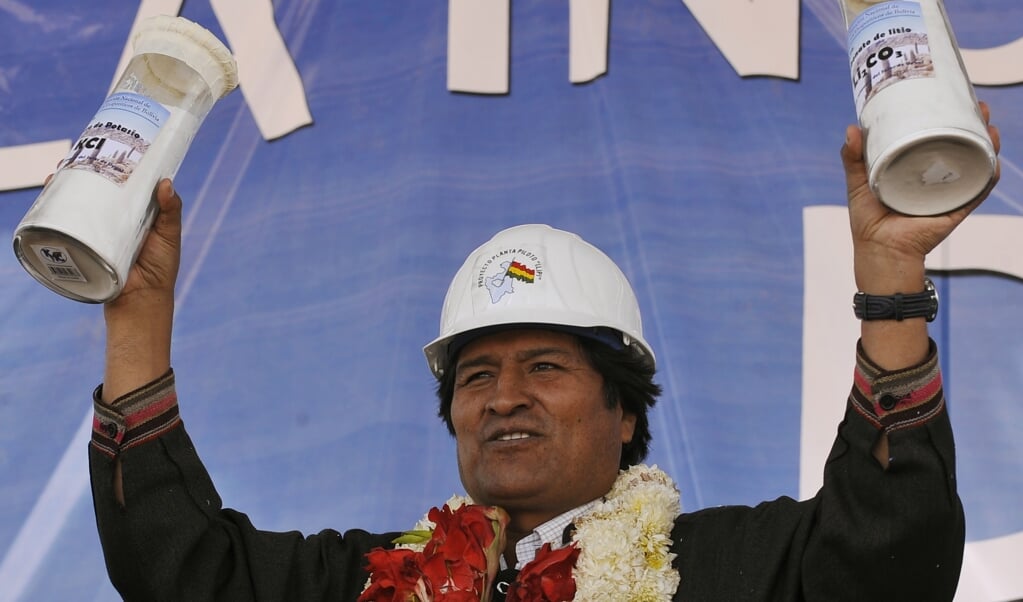 President Evo Morales toont tijdens een bezoek in 2019 trots het eerst voorraadje gewonnen lithium-carbonaat. (beeld afp / Aizar Raldes)