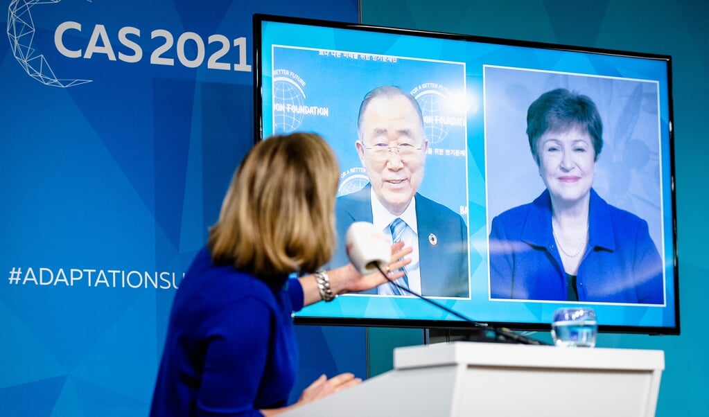 Cora van Nieuwenhuizen, demissionair minister van Infrastructuur en Waterstaat, spreekt Ban Ki-moon, secretaris-generaal van de VN, en IMF-directeur Kristalina Georgieva toe tijdens de online Climate Adaptation Summit (CAS). (beeld anp / Sem van der Wal)