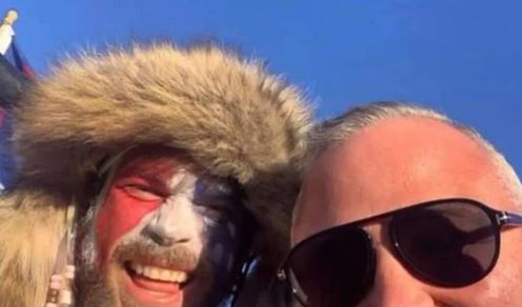 Dominee Brian Gibson neemt een selfie met de inmiddels gearresteerde Capitoolviking Jake Angeli. (beeld Brian Gibson)