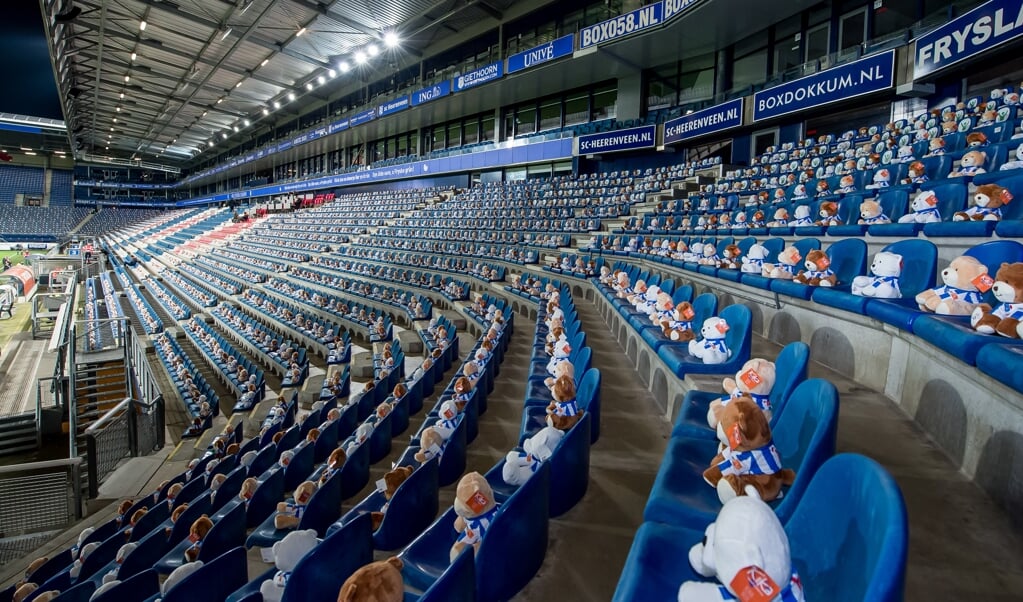 Vijftienduizend knuffelberen met voetbalshirt op de tribunes van het Abe Lenstra Stadion bij het duel tussen sc Heerenveen en FC Emmen. (beeld anp / Cor Lasker)