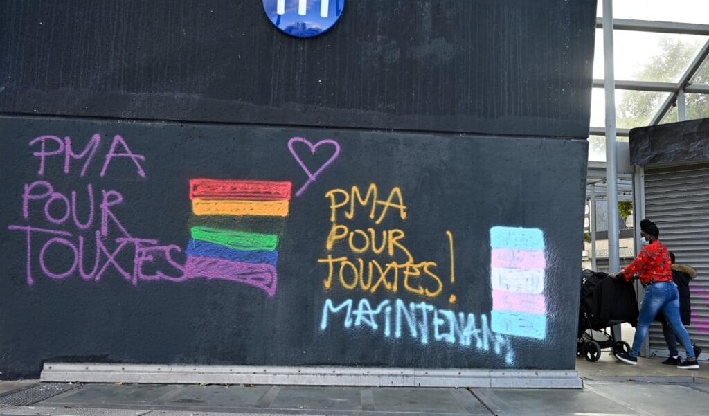 Graffiti in de Franse stad Rennes pleit voor IVF voor alle vrouwen, ongeacht hun seksuele identiteit en de vraag of zij alleenstaand zijn of niet. In Frankrijk is dat momenteel alleen voor onvruchtbare heterostellen mogelijk. (beeld afp / Damien Meyer)