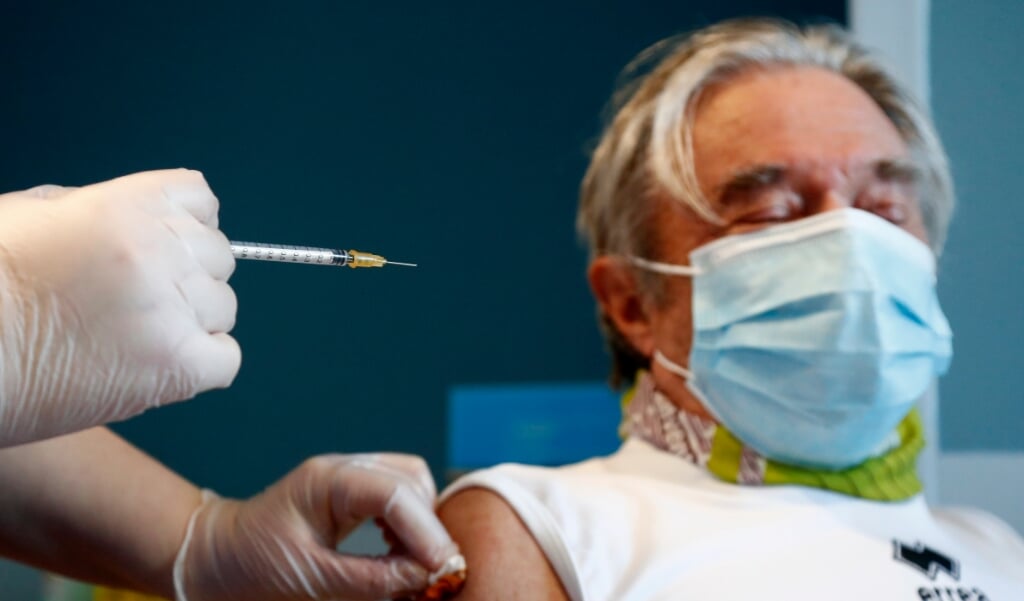 Vooral kreeg het Lareb verschijnselen te horen ‘die passen bij de werking van het coronavaccin’, aldus het centrum. (beeld Epa/guillaume Horcajuelo)