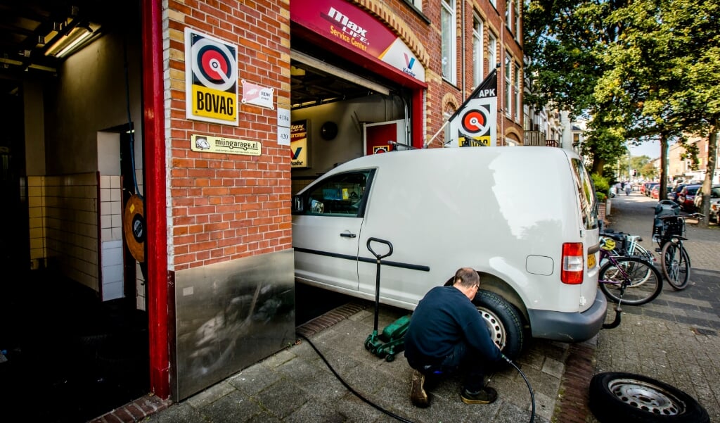 De AWVN-woordvoerder zegt dat werkgevers en vakbonden nu soms voorwaardelijke loonstijgingen afspreken. 'Dat is gebeurd bij de cao van de Bovag.' (beeld anp / Bart Maat)