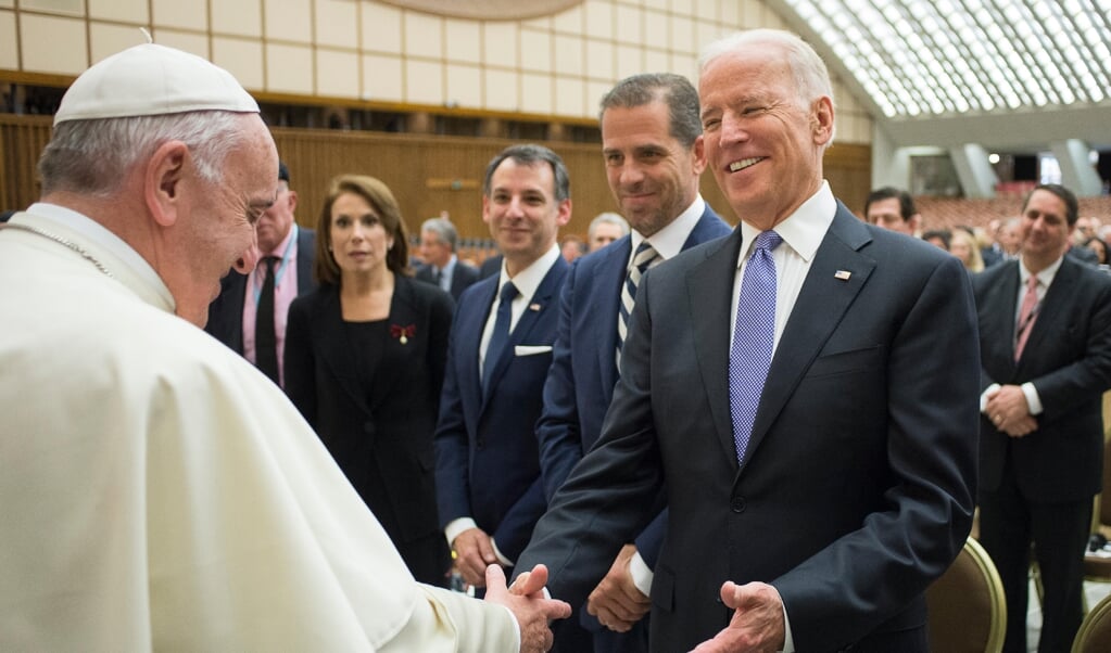 Ontmoeting tussen Joe Biden en paus Franciscus in het kader van een conferentie over gezondheidszorg in het Vaticaan in 2016. (beeld afp / Osservatore Romano)