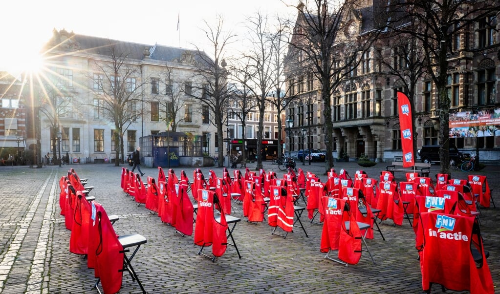 Jongeren van de vakbond FNV demonstreerden in november coronaproof in Den Haag tegen plannen hoe jongeren te begeleiden die chronisch of langdurig een achterstand hebben. (beeld anp / Sem van der Wal)