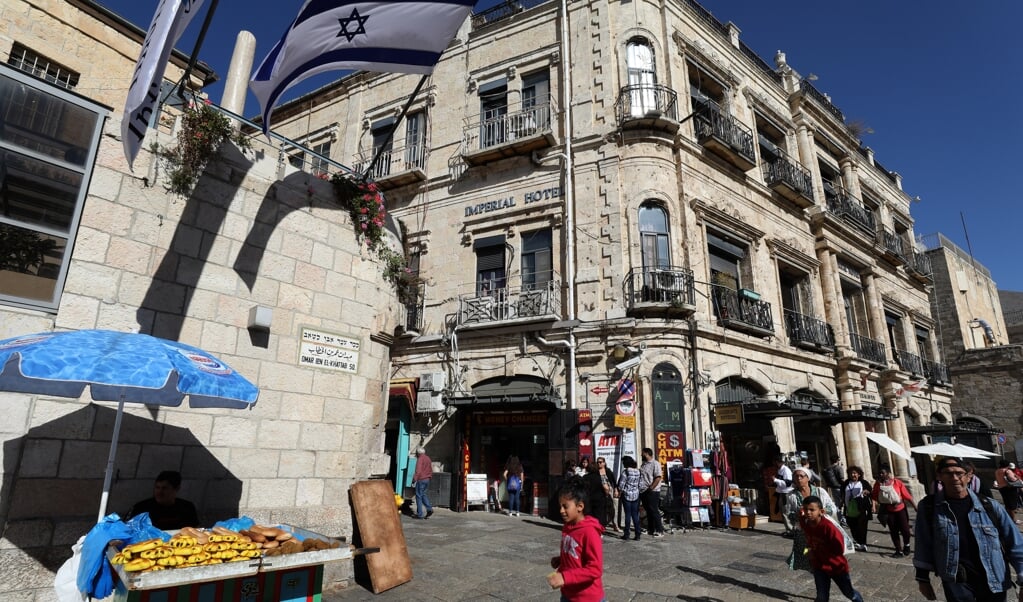 Het Imperial Hotel dat deel uitmaakt van de Poort van Jaffa in het christelijk deel van de oude stad Jeruzalem. (beeld afp)
